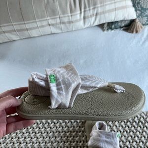 Sanuk new Sandal / size 7